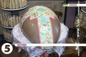 У Житомирі до Великодня розписали 100-кілограмову шоколадну писанку
