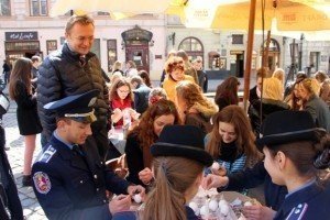 Напередодні Великодня курсанти МВС у Львові вчились малювати писанки