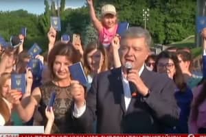 У столиці флешмобом "Пишаюсь українським паспортом" відзначили другу річницю безвізу – як це було