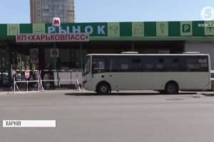 На Харківщині скандал: водій маршрутки у спеку висадив жінку з дітьми посеред дороги