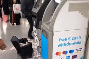 В Лондоне банкомат "решил заняться благотворительностью": из сломанного терминала начали сыпаться деньги – видео