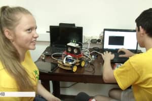 Транслює відео та підтримує бесіду: у Києві школярі презентували 8 власноруч змайстрованих робокарів – відео
