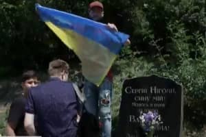 У Києві розгромили меморіал героя Небесної Сотні Нігояна: затриманий поводився неадекватно 