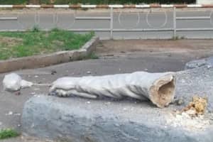 У рідному місті Зеленського в Богдана Хмельницького відпала рука з булавою – фото