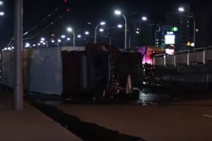 У Києві багатотонна фура впала з мосту – відео