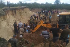 На Рівненщині рятувальники шукають дитину, яку засипало піском у кар'єрі