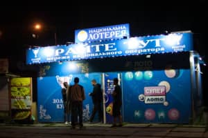 У Києві невідомі молодики розгромили будівлю грального закладу