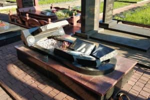 На Житомирщині вандали розтрощили надгробні пам'ятники бійців АТО