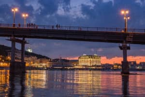 В столице обрушилась часть пешеходного моста через Днепр – видео