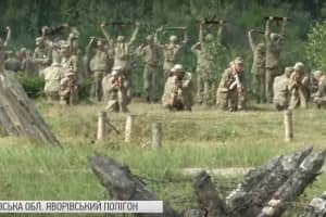 Залишили шкільну парту і взяли до рук зброю: як львівські курсанти проходять "курс молодого бійця" – сюжет