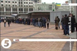 Тисячі фанів удосвіта зібралися біля кас НСК &laquo;Олімпійський&raquo; [відео]