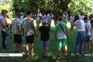 "Бомбезний Go Camp": на Буковині румуномовних дітей вчитимуть англійської та української