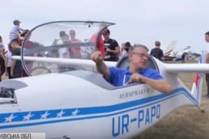 Шестигодинний вищий пілотаж: як на Харківщині відзначили День авіації – репортаж 
