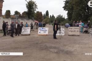 "За два роки жодної латки": біля Черкас обурені мешканці перекрили дорогу