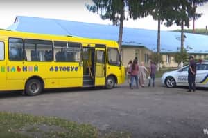 За крок до трагедії: на Львівщині шкільний автобус ледь не потрапив під потяг – репортаж