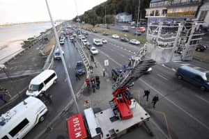 "Здійснює постріли і погрожує вибухом": яка нині ситуація на мосту Метро – включення