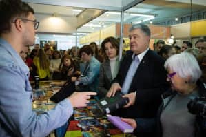 "Здесь фантастическая украинская атмосфера": Порошенко посетил 26-й книжный форум во Львове