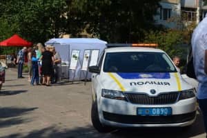 У Житомирі металевий рекламний банер впав на чотирьох дітей