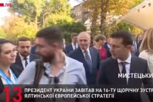 "Тривожна поведінка": Мендель не вперше "прикриває" Зеленського від журналістів - з'явилося відео