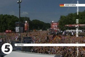 Німецькі футболісти тріумфально повернулись на батьківщину