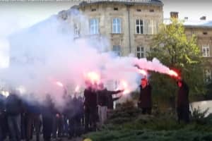З шинами та фаєрами: у Львові активісти вийшли вимагати звільнення чільника обласної Нацполіції 