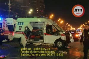 Смертельна ДТП у Києві: легковик зіткнувся з каретою "швидкої"