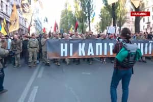 Як проходив марш "Ні капітуляції" у центрі Києва