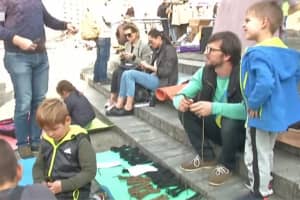 Пластуни в Києві взялися плести найдовший браслет з паракорду для українських захисників