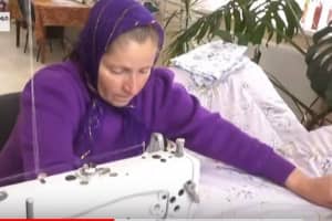 Каждое новое изделие дается легче: как жителей психоневрологического интерната приобщили к швейному делу