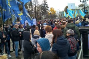 Під ВР вийшли кілька тисяч незадоволених учителів – чого вимагають від нардепів