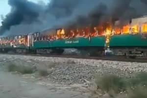 Пассажир хотел приготовить завтрак: в Пакистане погибли десятки людей в результате пожара в поезде – видео