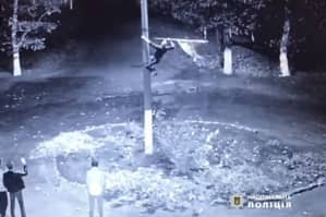 "Культурно" відпочив: на Одещині молодик зірвав стяг України та витер об нього ноги – відео