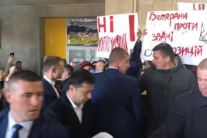 У Тернополі президенту Зеленському влаштували "коридор ганьби" – відео