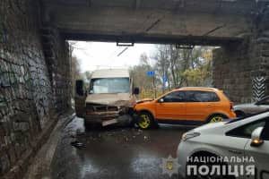 У Дніпрі легковик в'їхав у маршрутку – семеро потерпілих госпіталізували