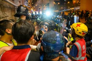 Протести у Гонконзі: правоохоронці відкрили вогонь по мітингарях