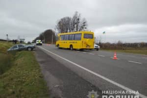 На Львівщині шкільний автобус потрапив в аварію: 10 дітей госпіталізовано