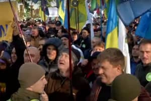 Скандал навколо ринку землі: біля Ради мітингували противники і прихильники реформи – як це було