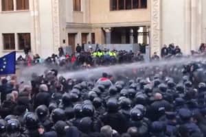 Поліцейські у Тбілісі почали розганяти мітинг водометами та сльозогінним газом