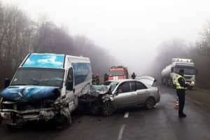 ДТП на Хмельниччині: на трасі лоб у лоб зіткнулися легковик та мікроавтобус – є загиблі