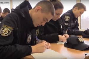 "Він виривався, але ми його міцно тримали": на Дніпропетровщині курсанти затримали наркодилера – сюжет