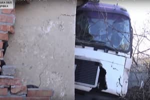 В Днепропетровской области фура въехала в дом и уже четвертый год стоит посреди комнаты – почему