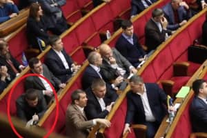 Хотів приховати газеткою, але не зміг: у Раді зафіксували 10-го 