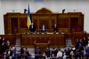 Верховна Рада вшанувала пам'ять студентки, яка загинула в коледжі Одеси, – далі пішли на консультації