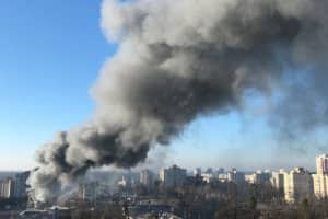 У Києві спалахнула масштабна пожежа на складах – стовп диму видно за кілька кілометрів 