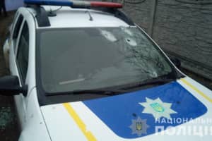 На Київщині невідомий обстріляв з рушниці авто з патрульними – і сховався у власному будинку
