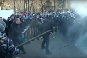Бійка з поліцією та перекриття доріг: у кількох областях України мітингували проти ринку землі – як це було