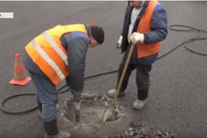 Канализационные люки закатали в асфальт: как в Черкассах водоканал исправляет ошибки ремонтников – сюжет