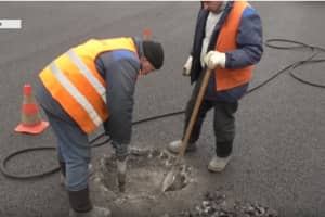 Каналізаційні люки закатали в асфальт: як у Черкасах водоканал виправляє помилки ремонтників – сюжет