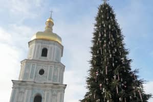 У новорічну ніч комунальники прибрали із Софійської площі 83 кубометри сміття 