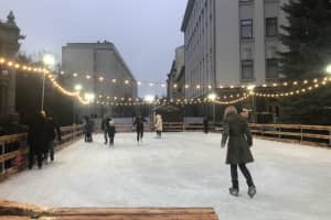 Возле Офиса президента открыли каток
